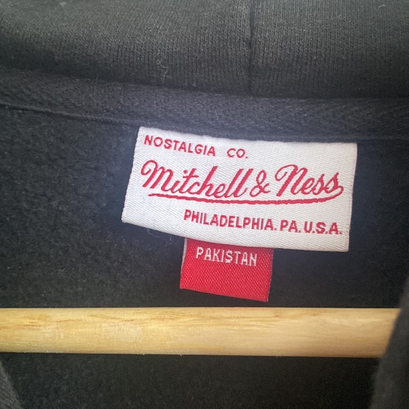 Boys Mitchell and Ness Black Raptors Hoodie in XL - Picture 7 of 12